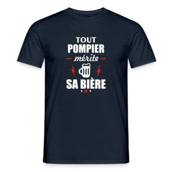 Tout pompier mérite sa bière, idée cadeau pompier - T-shirt homme - marine - Devant - AI Model Male 178 light (178cm)
