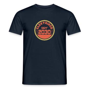 Jahr 2030 - Männer T-Shirt - Navy - Vorne - AI Model Male 178 light (178cm)