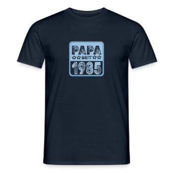 Papa 1985 - Männer T-Shirt - Navy - Vorne - AI Model Male 178 light (178cm)