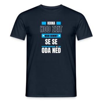 Koi Zeit, de nimmt ma - bayerischer Spruch - Männer T-Shirt - Navy - Vorne - AI Model Male 178 light (178cm)