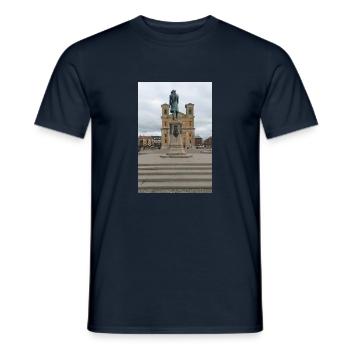 The King before Frederick's Church - Men's T-Shirt - navy - Front - AI Model Male 178 light (178cm)