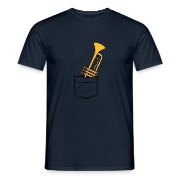 Brusttasche Trompete Unterwegs - Männer T-Shirt - Navy - Vorne - AI Model Male 178 light (178cm)