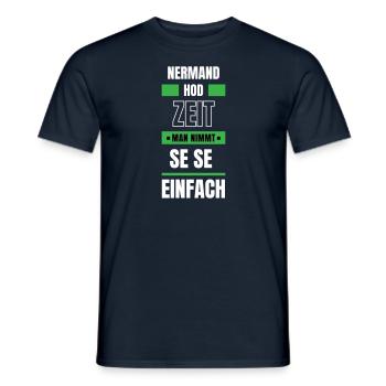 Koi Zeit, de nimmt ma se - bayerischer Spruch - Männer T-Shirt - Navy - Vorne - AI Model Male 178 light (178cm)
