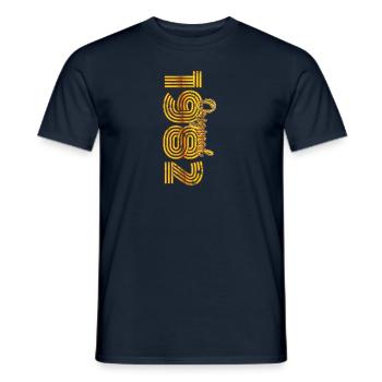 1982 Vintage - Männer T-Shirt - Navy - Vorne - AI Model Male 178 light (178cm)