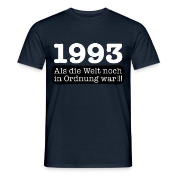 Geboren Jahrgang 1993 als die Welt noch in Ordnun - Männer T-Shirt - Navy - Vorne - AI Model Male 178 light (178cm)