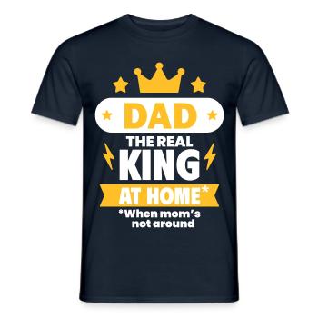 Papa, le vrai roi à la maison - T-shirt homme - marine - Devant - AI Model Male 178 light (178cm)