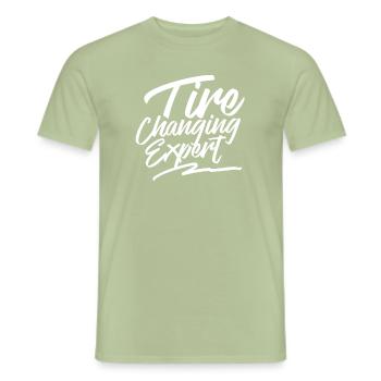 Expert en changement de pneus - T-shirt homme - vert sauge - Devant - AI Model Male 178 light (178cm)