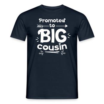 Zum Großen Cousin Befördert Cousine Vetter - Männer T-Shirt - Navy - Vorne - AI Model Male 178 light (178cm)