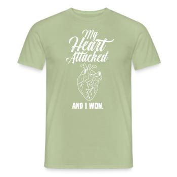 Mein Herz Hat Angegriffen Und Ich Habe Gewonnen - Männer T-Shirt - Sage - Vorne - AI Model Male 178 light (178cm)