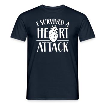 Ich Habe Einen Herzinfarkt Überlebt Herzanfall - Männer T-Shirt - Navy - Vorne - AI Model Male 178 light (178cm)