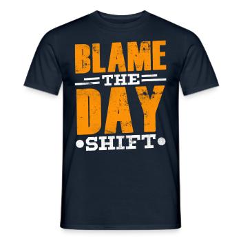 Schuld Ist Die Tagesschicht Nachtschicht Arbeit - Männer T-Shirt - Navy - Vorne - AI Model Male 178 light (178cm)