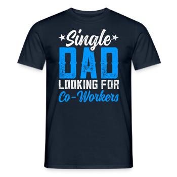 Alleinerziehender Vater Sucht Mitarbeiterin Papa - Männer T-Shirt - Navy - Vorne - AI Model Male 178 light (178cm)