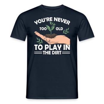 Vous n’êtes jamais trop vieux pour jouer dans la terre battue Gardener - T-shirt homme - marine - Devant - AI Model Male 178 light (178cm)