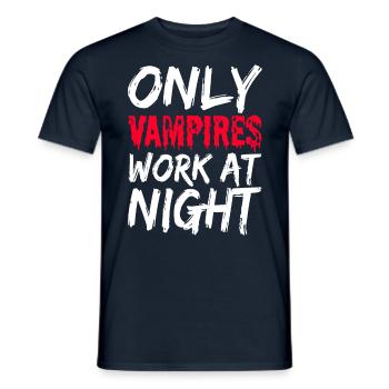 Seuls les vampires travaillent la nuit en disant quart de jour - T-shirt homme - marine - Devant - AI Model Male 178 light (178cm)