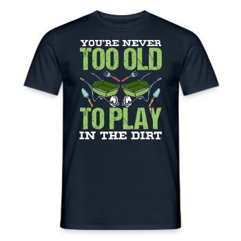 Tu n’es jamais trop vieux pour jouer dans la terre grand-père - T-shirt homme - marine - Devant - AI Model Male 178 light (178cm)
