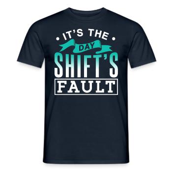 Es Ist Die Schuld Der Tagesschicht Nachtschicht - Männer T-Shirt - Navy - Vorne - AI Model Male 178 light (178cm)
