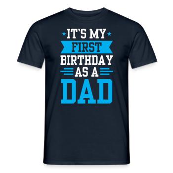Es Ist Mein Erster Geburtstag Als Vater Papi Papa - Männer T-Shirt - Navy - Vorne - AI Model Male 178 light (178cm)