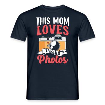 Cette mère adore prendre des photos de photographie - T-shirt homme - marine - Devant - AI Model Male 178 light (178cm)