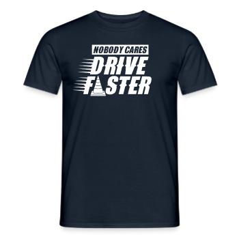 Personne ne se soucie de conduire plus vite Équipe Personne - T-shirt homme - marine - Devant - AI Model Male 178 light (178cm)