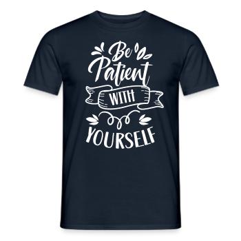 Sei Geduldig Mit Dir Selbst Positiv Selbstliebe - Männer T-Shirt - Navy - Vorne - AI Model Male 178 light (178cm)