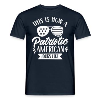 Voici à quoi ressemble un patriote américain des États-Unis - T-shirt homme - marine - Devant - AI Model Male 178 light (178cm)