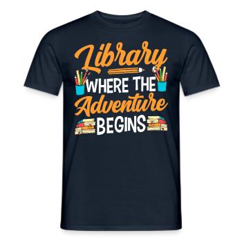 Bibliothek Wo Das Abenteuer Beginnt Bibliothekar - Männer T-Shirt - Navy - Vorne - AI Model Male 178 light (178cm)