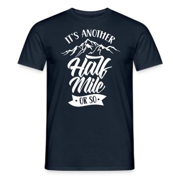 Es Ist Noch Eine Halbe Meile Oder So Wanderung - Männer T-Shirt - Navy - Vorne - AI Model Male 178 light (178cm)
