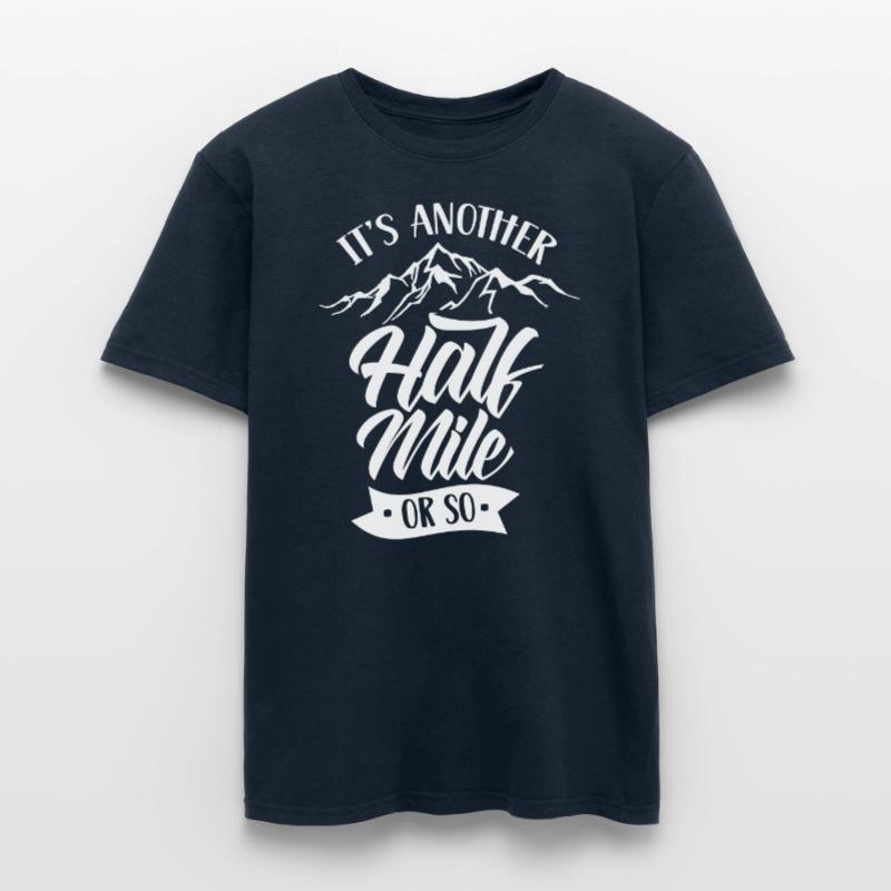 Es Ist Noch Eine Halbe Meile Oder So Wanderung Männer T-Shirt
