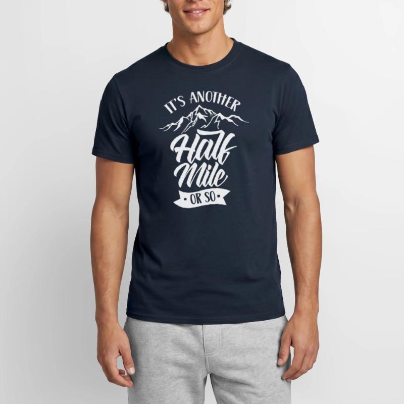 Es Ist Noch Eine Halbe Meile Oder So Wanderung Männer T-Shirt