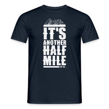 Es Ist Noch Eine Halbe Meile Oder So Wanderung - Männer T-Shirt - Navy - Vorne - AI Model Male 178 light (178cm)