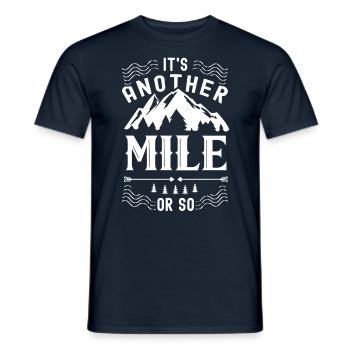 Eine Weitere Meile Oder So Halbe Meile Wanderung - Männer T-Shirt - Navy - Vorne - AI Model Male 178 light (178cm)