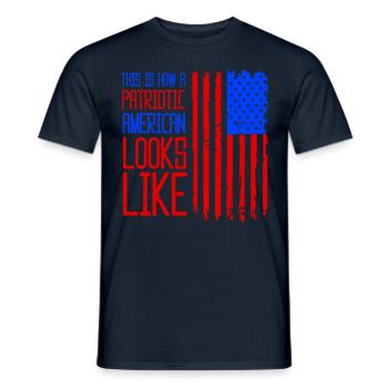 Voici à quoi ressemble un patriote américain des États-Unis - T-shirt homme - marine - Devant - AI Model Male 178 light (178cm)