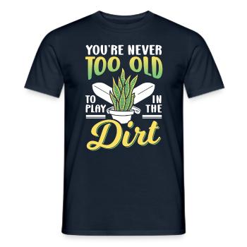 Tu n’es jamais trop vieux pour jouer dans la terre grand-mère - T-shirt homme - marine - Devant - AI Model Male 178 light (178cm)