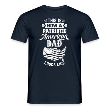 Voici à quoi ressemble un père américain patriote - T-shirt homme - marine - Devant - AI Model Male 178 light (178cm)