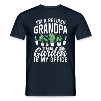 Bin Ein Opa Im Ruhestand Der Garten Ist Mein Büro - Männer T-Shirt - Navy - Vorne - AI Model Male 178 light (178cm)