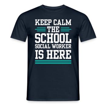 Ruhe Bewahren Der Schulsozialarbeiter Ist Da Beruf - Männer T-Shirt - Navy - Vorne - AI Model Male 178 light (178cm)