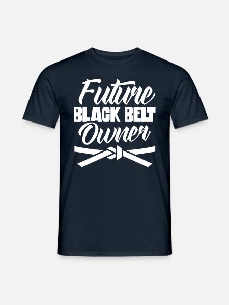 Zukünftiger Schwarzgurt Inhaber Schwarzer Gürtel - Männer T-Shirt - Navy