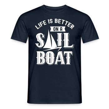 La vie est meilleure en naviguant sur un voilier - T-shirt homme - marine - Devant - AI Model Male 178 light (178cm)