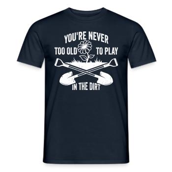 Tu n’es jamais trop vieux pour jouer dans la terre grand-mère - T-shirt homme - marine - Devant - AI Model Male 178 light (178cm)