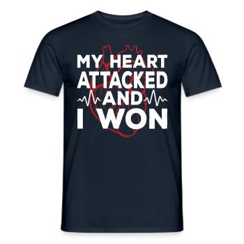 Mein Herz Hat Angegriffen Und Ich Habe Gewonnen - Männer T-Shirt - Navy - Vorne - AI Model Male 178 light (178cm)