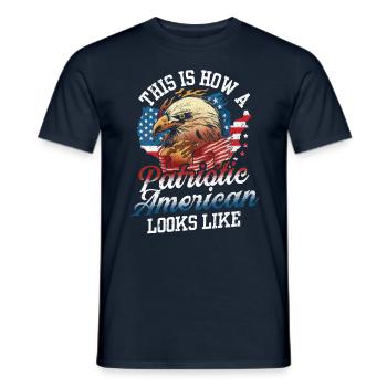 Voici à quoi ressemble un patriote américain des États-Unis - T-shirt homme - marine - Devant - AI Model Male 178 light (178cm)
