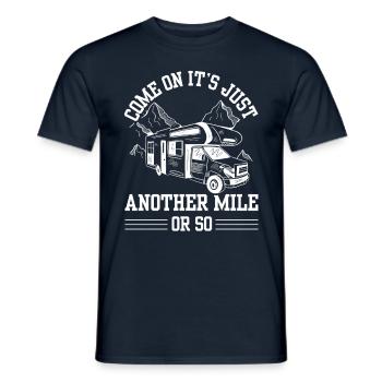 Komm Schon Es Ist Nur Eine Halbe Meile Oder So - Männer T-Shirt - Navy - Vorne - AI Model Male 178 light (178cm)