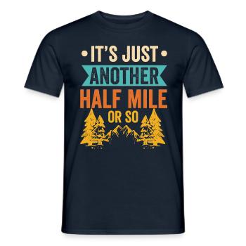 Es Ist Nur Eine Weitere Halbe Meile Oder So - Männer T-Shirt - Navy - Vorne - AI Model Male 178 light (178cm)