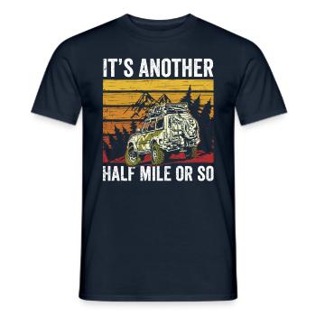 Es Ist Noch Eine Halbe Meile Oder So Wanderung - Männer T-Shirt - Navy - Vorne - AI Model Male 178 light (178cm)