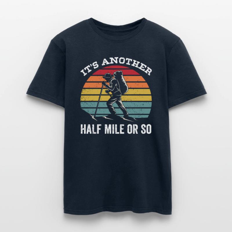 Es Ist Noch Eine Halbe Meile Oder So Wanderung Männer T-Shirt