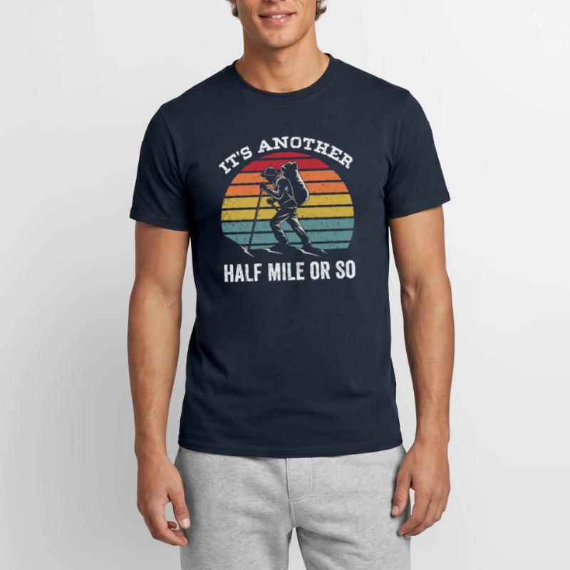 Es Ist Noch Eine Halbe Meile Oder So Wanderung Männer T-Shirt