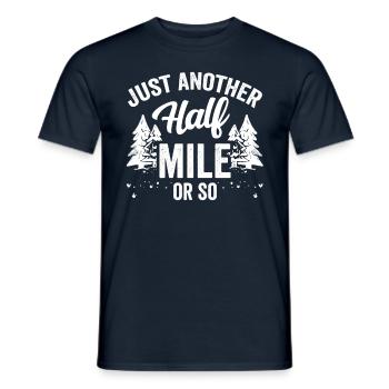 Nur Noch Eine Halbe Meile Oder So Wanderung - Männer T-Shirt - Navy - Vorne - AI Model Male 178 light (178cm)