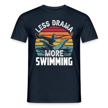 Weniger Drama Mehr Schwimmen Schwimmer Sprüche - Männer T-Shirt - Navy - Vorne - AI Model Male 178 light (178cm)