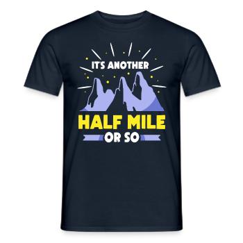 Es Ist Noch Eine Halbe Meile Oder So Wanderung - Männer T-Shirt - Navy - Vorne - AI Model Male 178 light (178cm)