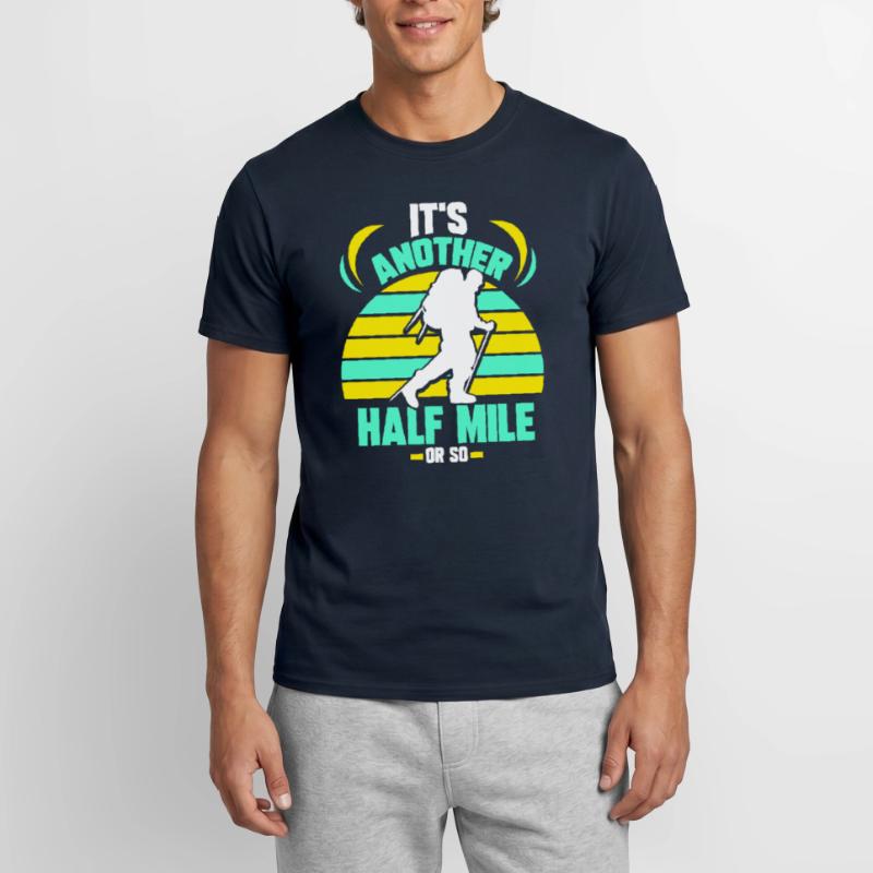 Es Ist Noch Eine Halbe Meile Oder So Wanderung Männer T-Shirt